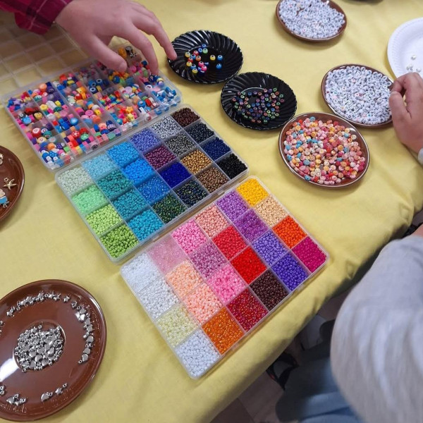 Tvorivé dielne - výroba náramku priateľstva