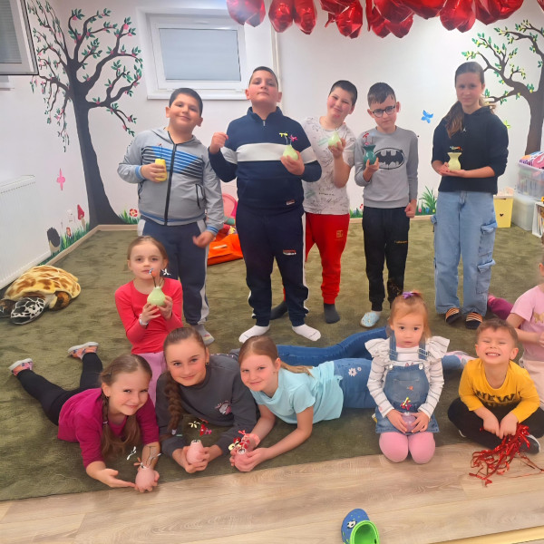 Výroba kvietkov z drôtika a laku na nechty- tvorivé dielne 