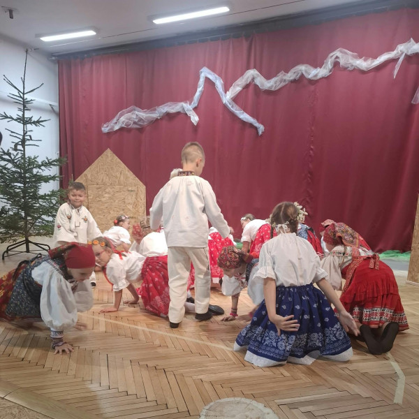 Videozáznam a fotky z kultúrneho programu našich detí spod Kriváňa 